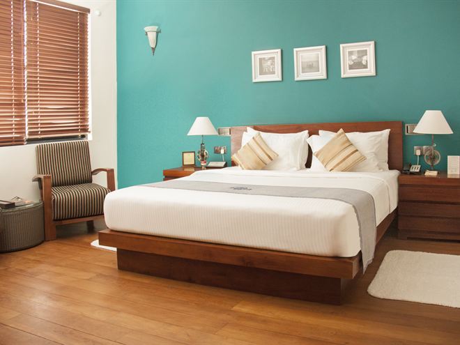 A Superior Deluxe room with two armchairs by the window.